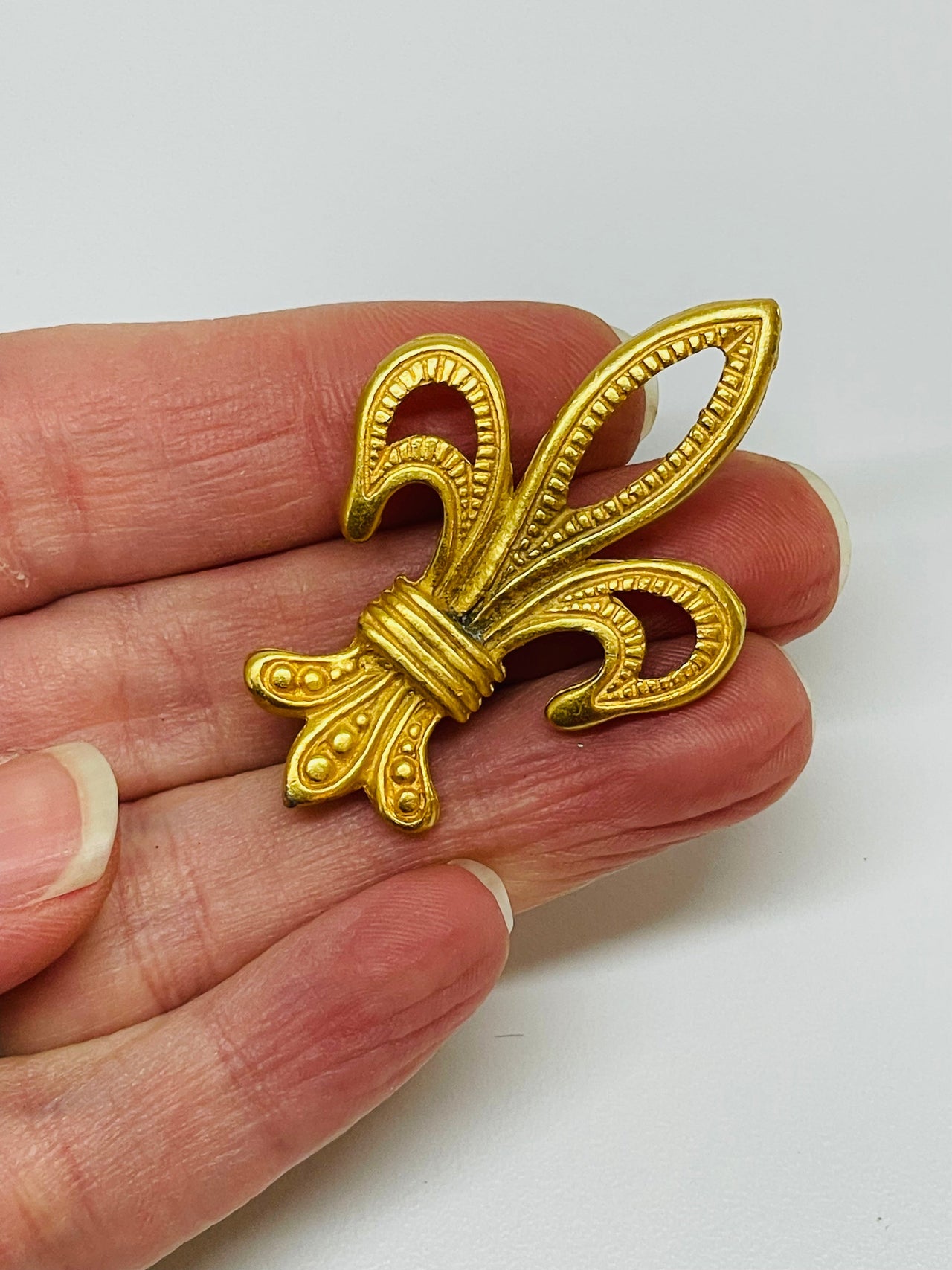 Gold Fleur De Lis Brooch Devil's Details 