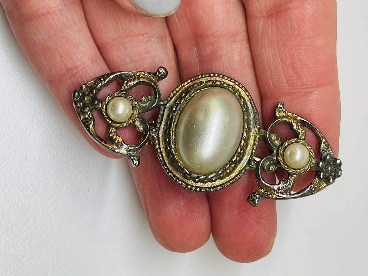 Triple Pearl Brooch Devil's Details 