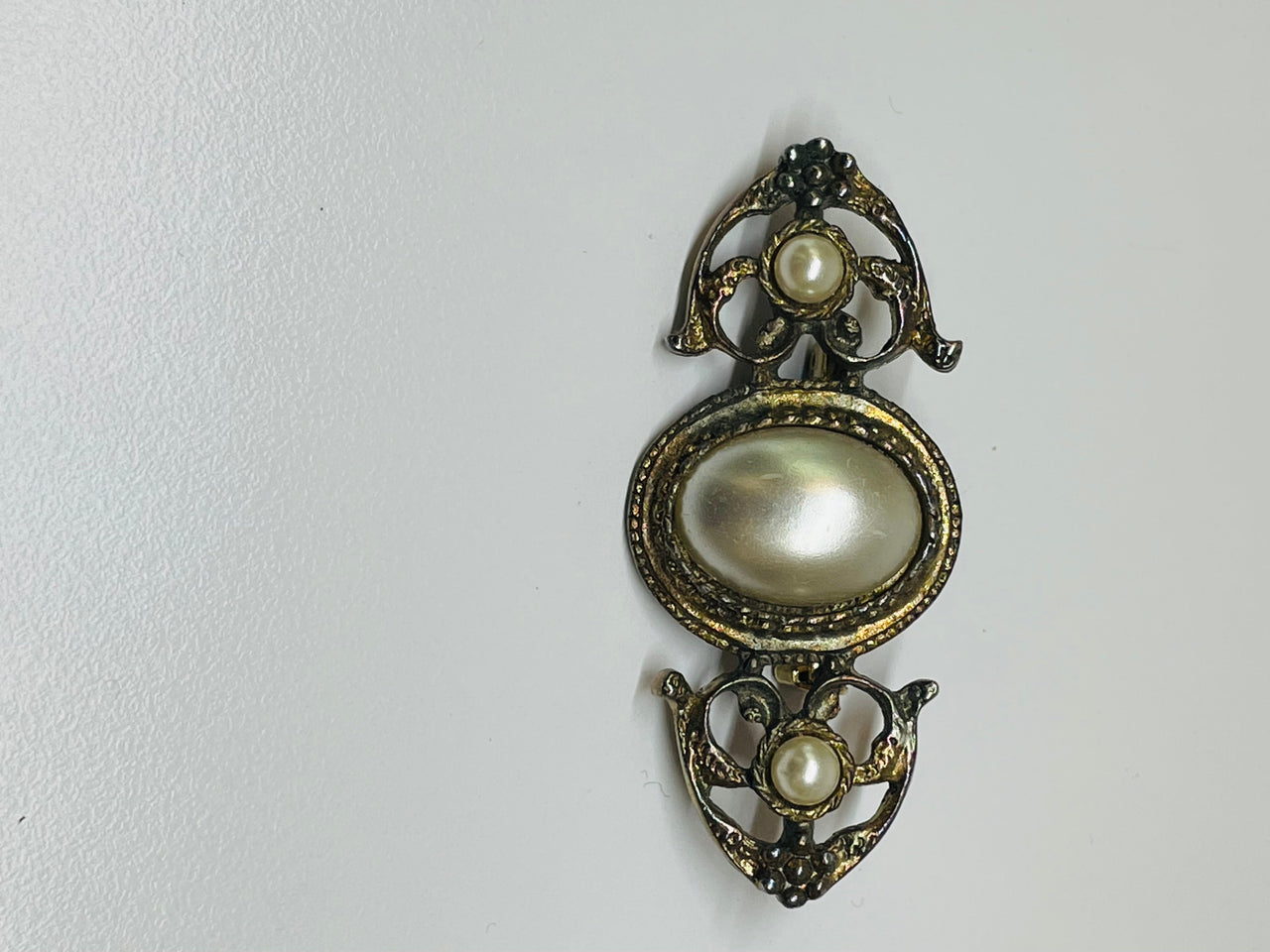 Triple Pearl Brooch Devil's Details 